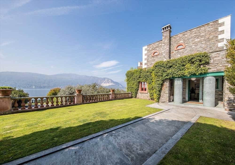 Villa-of-the-Italian-designer-family-Alessi-on-Lake-Maggiore-is-for-sale